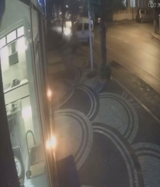 Hafif ticari aracın çarptığı yaya öldü; kaza kamerada