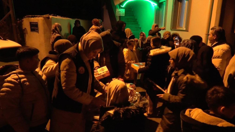 Erzincan’da camiye gelen çocuklara oyuncak hediye ettiler