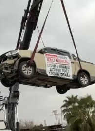 Aldığı sıfır kamyoneti, hatalı çıktığını öne sürüp, bayinin önünde vinçle kaldırarak sergiledi