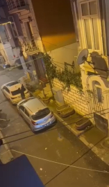 İstanbul - Beyoğlu’nda balkondan atlamak isteyen kadını eşi kollarından yakaladı; düşüp yaralandı / Ek görüntü