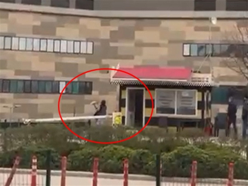 Taksiye binemediği için durağın camlarını kıran kadın serbest bırakıldı