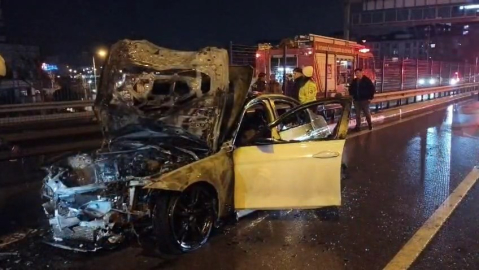 İstanbul - Kadıköy'de seyir halindeki otomobil alev alev yandı