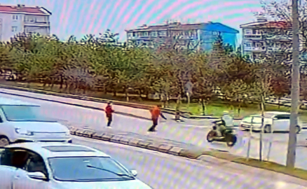 Torunuyla yolun karşısına geçerken motosiklet çarptı; kaza kamerada