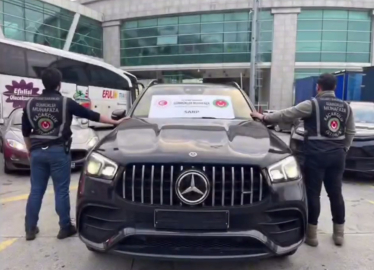 Gümrükten usulsüz geçirilen 65 lüks araca el konuldu: 22 gözaltı / Fotoğraflar