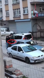 Sopalı ve bıçaklı 'yol verme' kavgası kamerada: 2 gözaltı