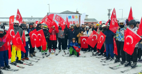 Kar Festivali'nde kızak, kayak ve şambrellerle kaydılar
