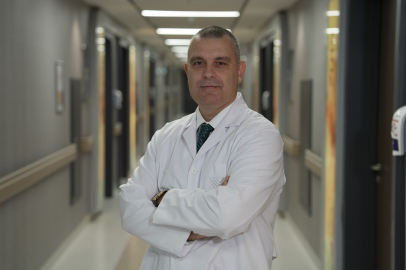 ‘Karanlıkta telefon kullanımı miyopiyi hızlandırıyor’