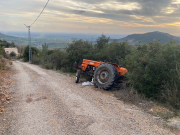 Çukura girip devrilen traktörün sürücüsü öldü