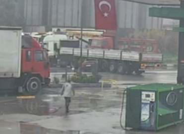 Otomobil, akaryakıt istasyonundan dönüş yapan TIR'a çarptı; kaza kamerada