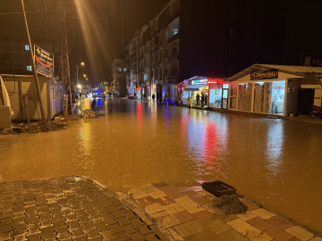 Malatya'da sağanak; iş yerlerini su bastı, taziye çadırı uçtu
