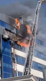 Kocaeli'de 7 katlı iş merkezinde yangın