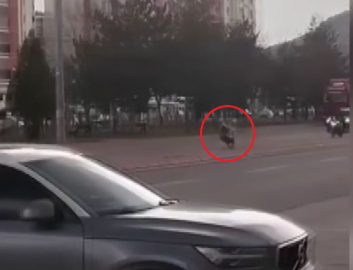 Trafikte motosikletiyle tehlikeli hareketler yapan sürücüye 71 bin TL ceza; o anlar kamerada