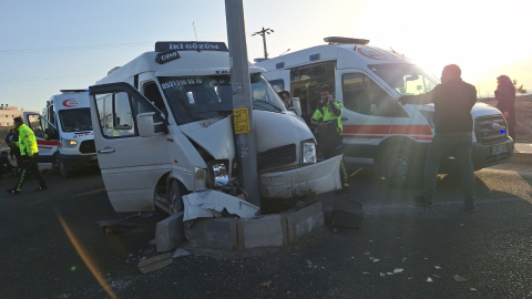 Şanlıurfa’da tarım işçilerini taşıyan minibüs direğe çarptı: 15 yaralı
