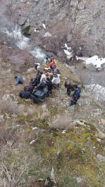 Bitlis'te hafif ticari araç, dereye uçtu: 3 ölü, 5 yaralı/Ek fotoğraflar