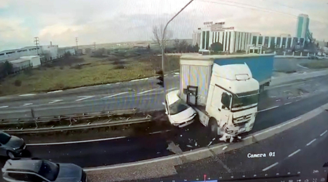 Işık ihlali yapan TIR'ın çarptığı otomobilin sürücüsü yaralandı; kaza kamerada