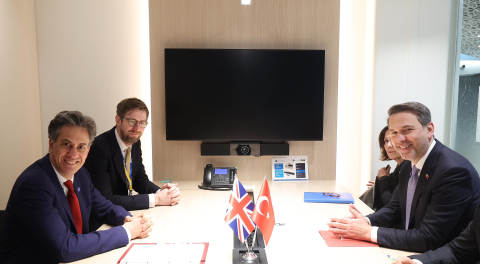 Bakan Bayraktar, Birleşik Krallık Enerji Bakanı Miliband ile görüştü