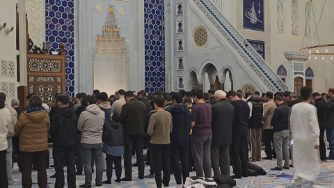 İstanbul - İstanbul'da ilk teravih namazı kılındı; mahyalar yakıldı