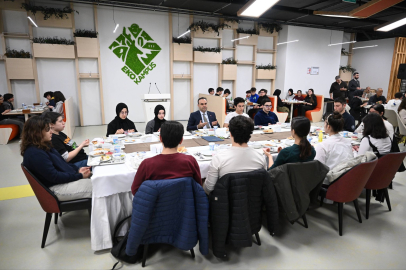 Bakan Kacır, ilk iftarını TÜBİTAK Fen Lisesi öğrencileriyle yaptı
