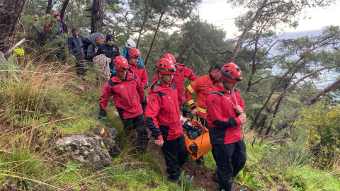 Muğla’da kayalıklardan düşen genç kurtarıldı