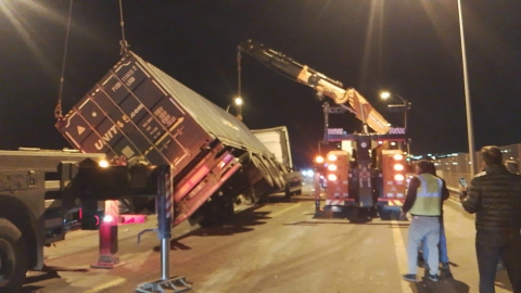 İstanbul - Büyükçekmece TEM Otoyolu'nda TIR devrildi; şoförü yaralandı
