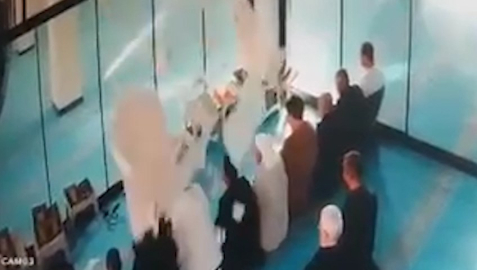 Camide cemaatin üzerine asma tavan parçaları düştü; olay anı kamerada