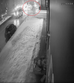 Minibüs ile hafif ticari araç çarpıştığı kaza kamerada; 2 yaralı