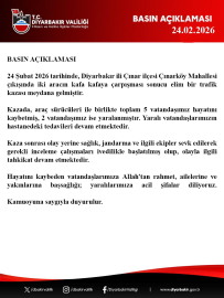 Diyarbakır’da otomobil ile hafif ticari araç kafa kafaya çarpıştı: 5 ölü, 2 yaralı (2)