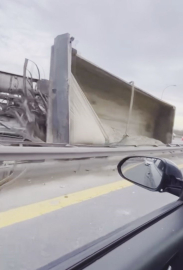 İstanbul - Büyükçekmece TEM Otoyolu'nda hafriyat kamyonu devrildi