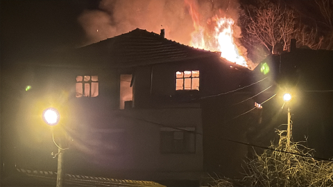 Karabük'te 3 katlı müstakil ev yandı; 1 kişi dumandan etkilendi