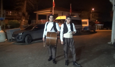 Yalova’da şalvar ve kuşak giyen öğrenciler, davul çalarak sahur geleneğini yaşatıyor/Ek fotoğraflar