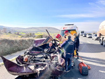 TIR'a arkadan çarpan otomobil 150 metre sürüklendi: 1 yaralı