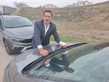 Trafik tartışmasında kaputta sürüklenen sürücü: Düşürmek için zikzak çizdi