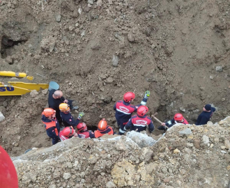 Göçük altında kalan operatör kurtarıldı