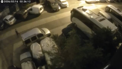 İstanbul- Ataşehir'de otomobilin üstüne 3 mermi bırakan şüpheli kamerada