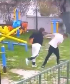 Parkta akran zorbalığı kamerada; 2 gözaltı