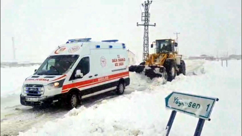 Kars'ta seferber olan ekipler, yolu kapanan köylerdeki vakalara koştu