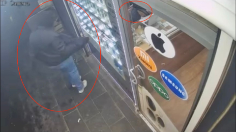 Montunun cebinden çıkarmadığı tabanca ile dükkana ateş açtı; saldırı kamerada