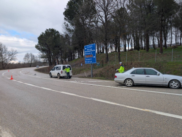 Hafif ticari araç ile otomobil çarpıştı; 2 yaralı