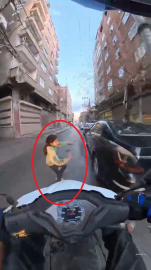 Çocuğun, motosikletin altında kalmaktan son anda kurtulduğu anlar kamerada