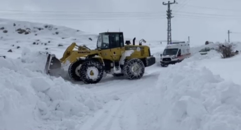 Yolu kapalı köyde rahatsızlanan kadın, 3 saatlik çalışmaya hastaneye ulaştırıldı