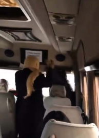 Minibüste kadınların 'sigara içme' kavgası kamerada