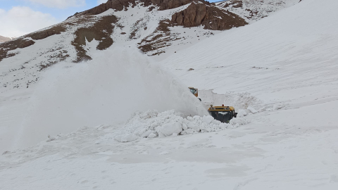 Van’da ekiplerin zorlu karla mücadele çalışması
