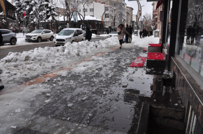 Başına buz sarkıtı düşen 9 yaşındaki kız yaralandı