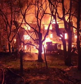 2 katlı ahşap ev ve odunluk yandı