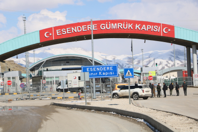 Bakan Bolat: Türkiye-İran arasında günübirlik yolcu geçişleri karşılıklı olarak durduruldu (2)