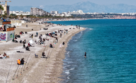 Antalya'da sahilde deniz, zirvede kayak keyfi