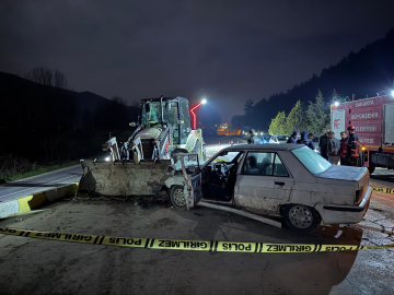 Park halindeki iş makinesine çarpan otomobilin sürücüsü öldü