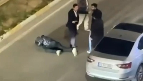 Otomobilinden indirip sopayla dövdüler; o anlar kamerada