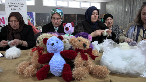 İlmek ilmek sevgi; kadınlar örüyor, çocuklar gülüyor/Ek fotoğraflar