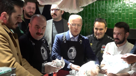 Mustafa Varank, Bursa'da geleneksel sahur programında vatandaşlarla bir araya geldi